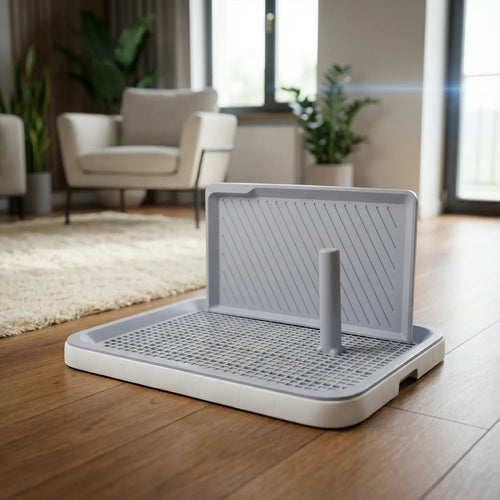 Kisállat WC és tréning toalett tálca emelt oldalfallal és jelölőoszloppal, szürke-fehér színben.